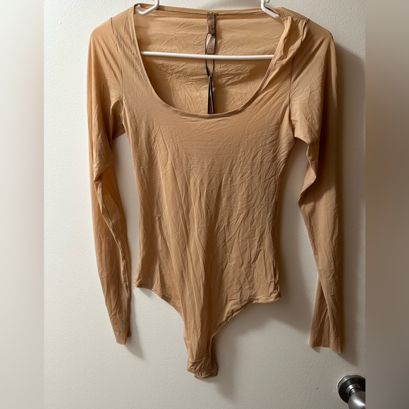 SKIMS ESSENTIAL LONG SLEEVE SCOOP NECK BODYSUIT nwt Color: CLAY - Picture 5 of 6